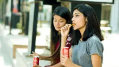 चिप्स, आईसक्रीम, बिस्किटं, पाकिटबंद मांस, फेसाळ शीतपेयं या सगळ्याचा समावेश अतिप्रक्रियायुक्त अन्नात होतो.