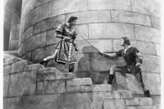 Errol Flynn, como Robin Hood, duela com Basil Rahtbone em uma escada, em cena do filme 'As Aventuras de Robin Hood' (1938)