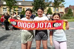 Tres niñas con una bufanda.
