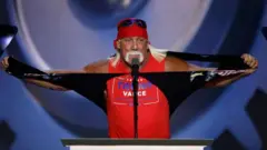 Hogan diante do microfone, rasgando a camisa e mostrando slogan de apoio a Trump e Vance