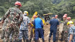 झ्याप्लेखोलामा पहिरो गएको ठाउँमा उद्धारकर्मीहरू 