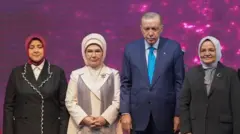 Cumhurbaşkanı Erdoğan ve eşi Emine Erdoğan 5 Şubat 2025'te Ankara'da yapılan kadın kolları kongresinde poz veriyor.