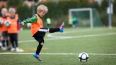Niño noruego jugando al fútbol