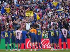 Bosna-Hersekli oyuncular maç sonrası tribünleri selamlıyor. 