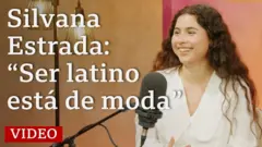 Silvana Estrada con una blusa blanca, sonriendo y con el cabello suelto.
