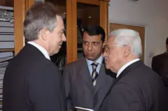 دحلان يتوسط أبو مازن، يمينا، وتوني بلير في أثناء زيارة رئيس الوزراء البريطاني إلى رام الله في أواخر عام 2006 ضمن جولة شرق أوسطية استهدف إحياء عملية السلام إثر توترات في غزة عقب فوز حماس بالانتخابات.