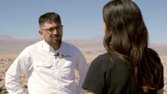 Sergio Cubillos conversa com Ione Wells em paisagem no Atacama