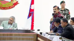 प्रधानमन्त्री सुशीला कार्की चुनावबारे दलका प्रतिनिधिहरूसँग छलफल गर्दै