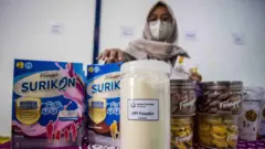 Pekerja menunjukkan produk makanan dari ekstrak protein ikan atau Hidrolisat Protein Ikan (HPI) di PT Berikan Bahari Indonesia di Kandanghaur, Indramayu Jawa Barat, Rabu (18/09). Kementerian Kelautan dan Perikanan menegaskan produk hidrolisat protein ikan mampu mendukung program Makan Bergizi Gratis untuk mewujudkan Generasi Emas Indonesia.