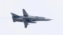 Су-24 выполняет полет на праздновании 76-й годовщины Дня Победы на Красной площади в Москве, Россия, 9 мая 2021 года