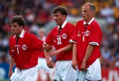 Stale Solbakken en una barrera durante el partido Noruega Escocia de 1998.