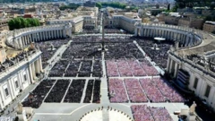 Вид сверху на заполненную площадь Святого Петра.