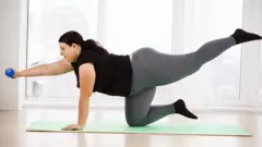 Mulher fazendo exercício em casa