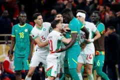 Des joueurs du Sénégal et du Maroc en train de se bousculer
