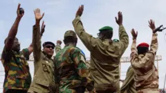 Abasirikare bazamuye amaboko mu kirere basuhuza