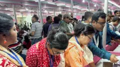 मतदानाच्या एक दिवस आधी निवडणूक अधिकारी आपलं किट घेऊन जाताना.