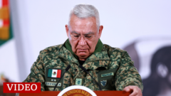 El momento en el que el secretario de Defensa de México se emociona al recordar a los 25 guardias nacionales caídos tras la operación contra "El Mencho"