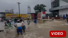 சாலையில் பெருக்கெடுத்த வெள்ளத்தில் மீன்பிடித்த மக்கள்!