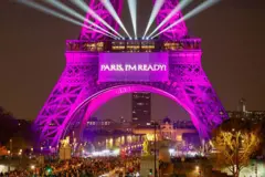 La Torre Eiffel se ilumina con luces y mensajes para anunciar el regreso de Celine Dion.
