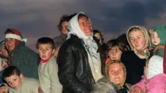 Mujeres bosnias lloran desoladas a su llegada al campo de refugiados de Tuzla tras ser evacuadas de Srebrenica en 1995. 