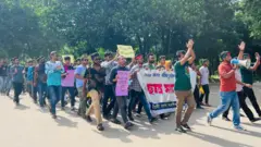 সোমবার দ্বিতীয় দিনের অবরোধ কর্মসূচি পালন করে শিক্ষার্থীরা