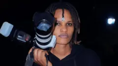 Aline Niyonizeye afise igikoresho co gufotora