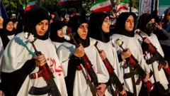 तेहरान में 17 अप्रैल को आयोजित नेशनल आर्मी डे में हिस्सा लेती महिलाएं