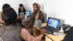 ثبت مهاجران افغان در حال بازگشت در گذرگاه چمن پاکستان