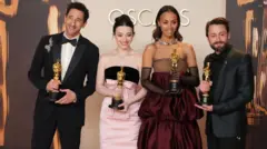 Brutalist filmi ile En İyi Erkek Oyuncu Ödülü'nü alan Adrien Brody, Anora filmindeki rolüyle En İyi Kadın Oyuncu Ödülü'nü alan Mikey Madison, Emilia Perez filmindeki rolüyle En iyi Yardımcı Kadın Oyuncu Ödülü'nü alan Zoe Saldaña, A Real Pain filmindeki rolüyle En İyi Yardımcı Erkek Oyuncu Ödülü'nü alan Kieran Culkin (soldan sağa) ödülleriyle poz veriyor