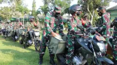 Seluruh Babinsa koramil jajaran Kodim 0806 Trenggalek, membawa beras bantuan bagi masyarakat terdampak covid-19, di markas Kodim 0806 Trenggalek, Rabu (11/08/2021).