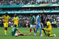 Árbitro mostra cartão vermelho para jogador da África do Sul