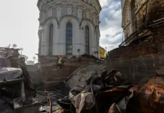 Equipos de rescate ucranianos trabajan en el lugar de un ataque ruso contra la Catedral de la Dormición, en el Monasterio de las Cuevas de Kyiv (Kyiv-Pechersk Lavra), en Kyiv (Ucrania), el 15 de junio de 2026.