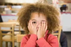 Criança com vergonha