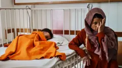 Seorang ibu mendampingi bayinya di bangsal malnutrisi anak-anak di Rumah Sakit Provinsi Bamyan di Bamyan, Afganistan.