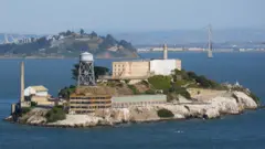 Vista da ilha e prisão de Alcatraz, com a cidade de São Francisco ao fundo
