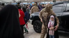 Niña en Teherán con un soldado.