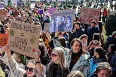 Personas portan pancartas en las que se reclaman la protección de los derechos de las mujeres durante en Kiev, Ucrania.
