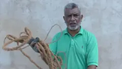 'මම ලණු ටිකක් හොයා ගත්තා ඔක්කොලාම එකට ගැට ගහන්න'