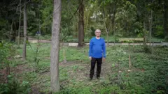 Hélio da Silva em 2024 no mesmo local da foto de 2005