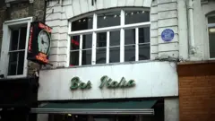 Fachada do prédio em 22 Frith Street, no distrito de Soho, em Londres, onde ficava o laboratório de John Logie Baird, com a placa azul comemorativa que marca o local