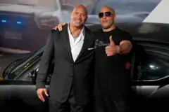 Dwayne Johnson (The Rock) e Vin Diesel posando para fotos durante a pré-estreia do filme 'Velozes e Furiosos 5'