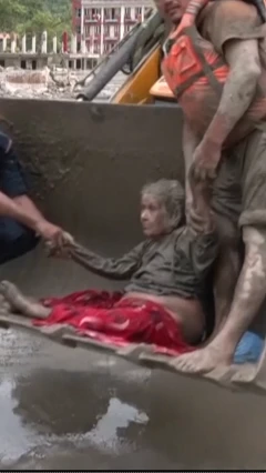 மூதாட்டி மீட்கப்படும் காட்சி 