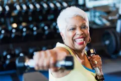 Une femme âgée qui fait du sport