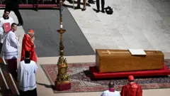 Caixão do papa Francisco foi posicionado na Praça de São Pedro, no Vaticano