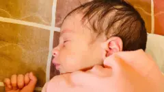 Un primer plano de un bebé recién nacido durmiendo.