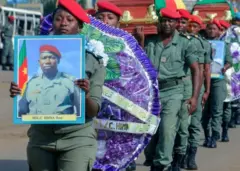 Soldats lors d'un enterrement