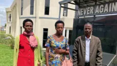 Bamwe mu barokokeye muri kiliziya ya Kiziguro, aha bari ni ku rwibutso rwa Kiziguro