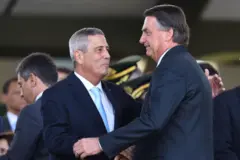 Jair Bolsonaro cumprimenta Walter Souza Braga Netto em 25 de agosto de 2022.