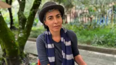 Clara Grisales, fotografiada en conversación con BBC Mundo en Medellín.