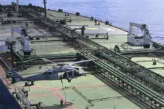  M/T Majestic X නෞකාවට ඇමෙරිකානු හමුදා ගොඩ බසින අයුරු